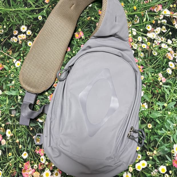 미스치프 룸버스 포켓 슬링백