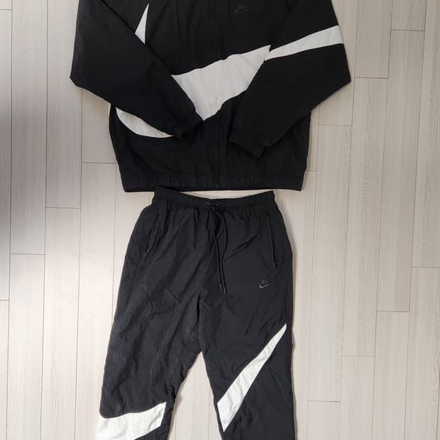 나이키 우븐 빅스우시 바람막이 블랙 트레이닝복 상L하의M 세트

상의 화