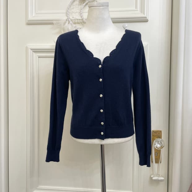 navy v-neck wave point cubic button card