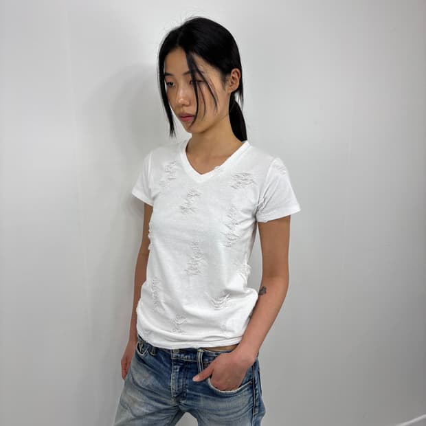 DISTRESSED V NECK TEE