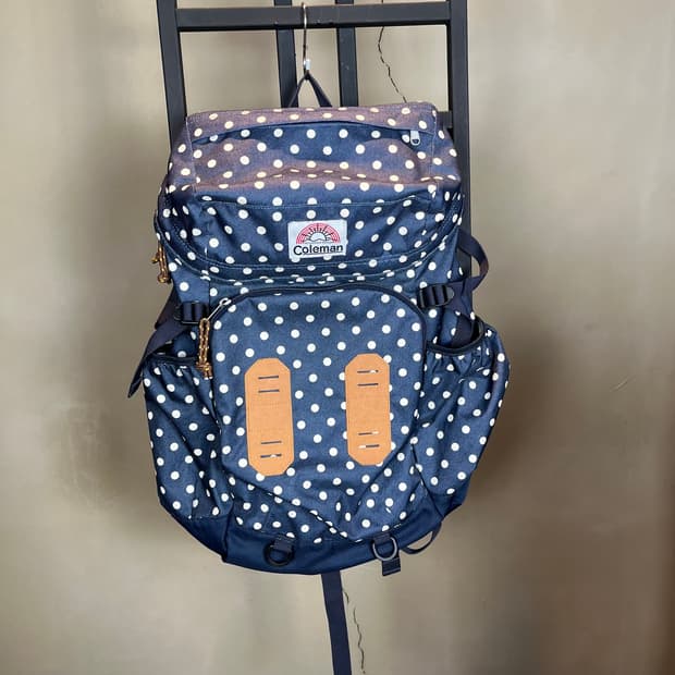 콜맨 도트 백팩