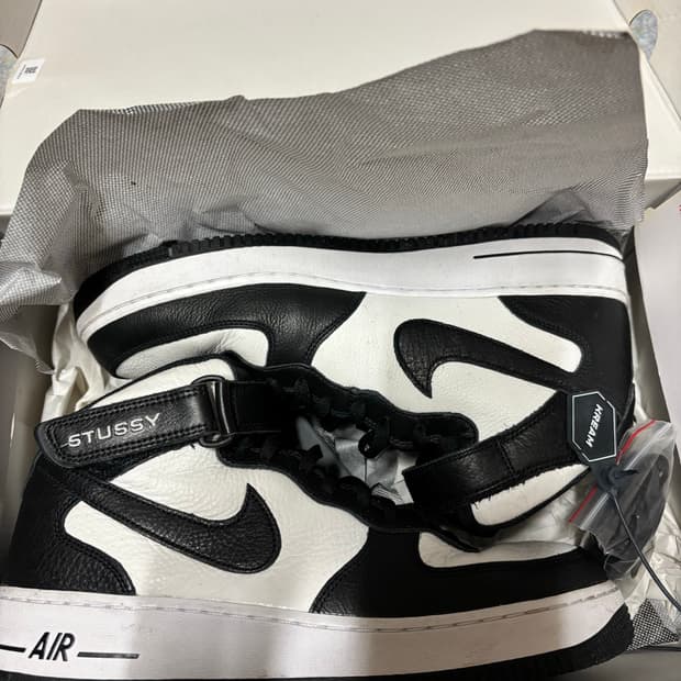나이키 스투시 에어포스1 미드sp 블랙 앤 라이트 본
