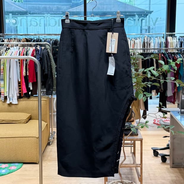 n21 블랙 사이드 컷아웃 미디스커트 