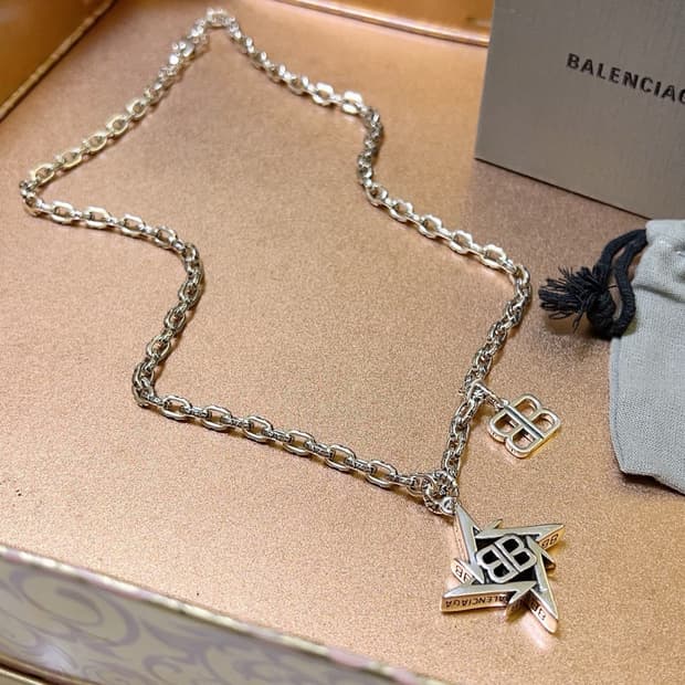 발렌시아가 목걸이