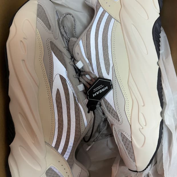 풀박 새상품 이지 700 yeezy 스태틱 285사이즈