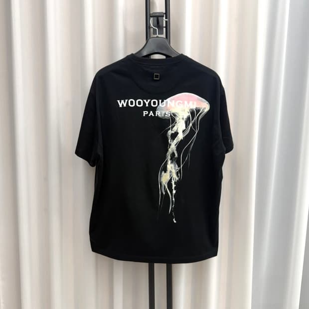 [48] 우영미 야광 젤리피쉬 백로고 반팔 블랙