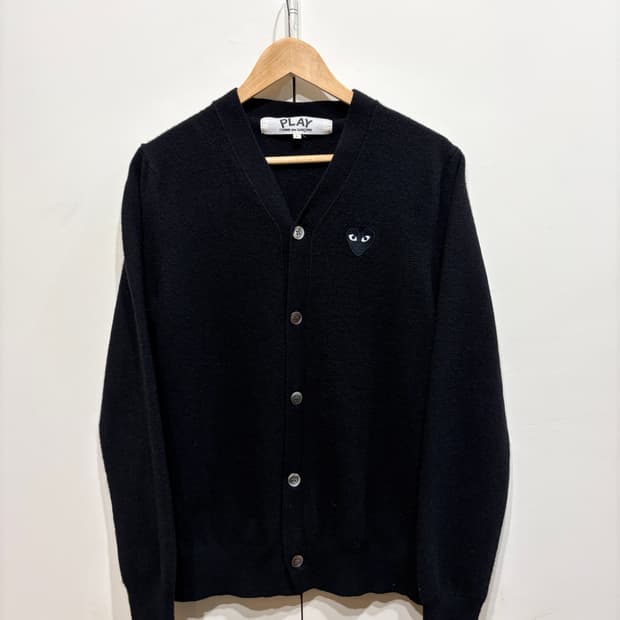 꼼데가르송 블랙 하트 와펜 가디건