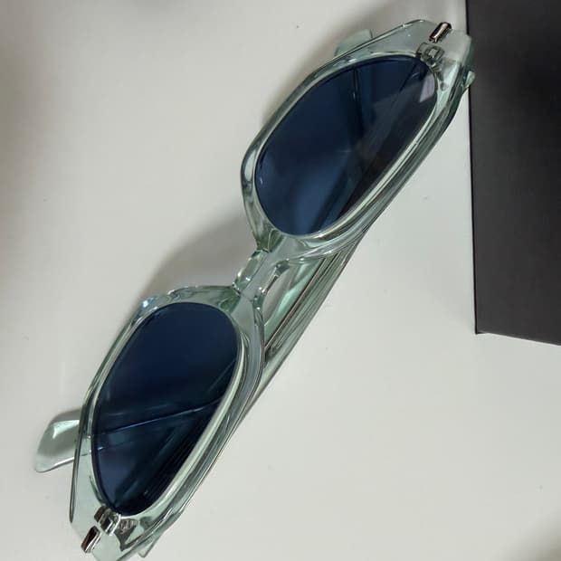 젠틀몬스터 코르시카 블루 색상 판매합니다