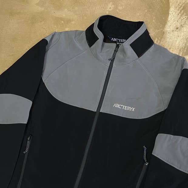 아크테릭스 그레이 블랙 배색 감마 플리스