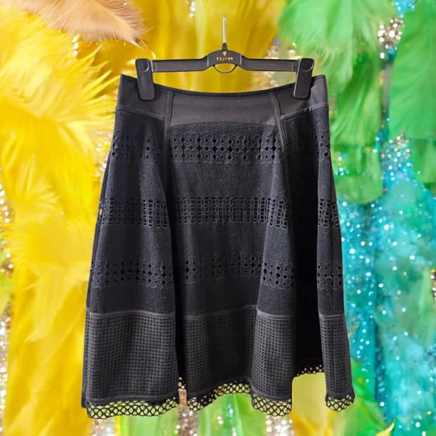 티렌 THYREN 블랙 펀칭 플레어 F/W 미디 스커트 55