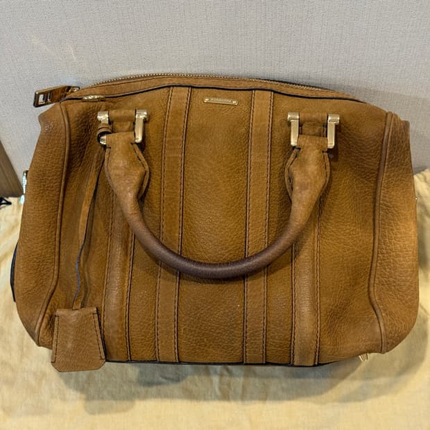 버버리 금장 로고 토트백