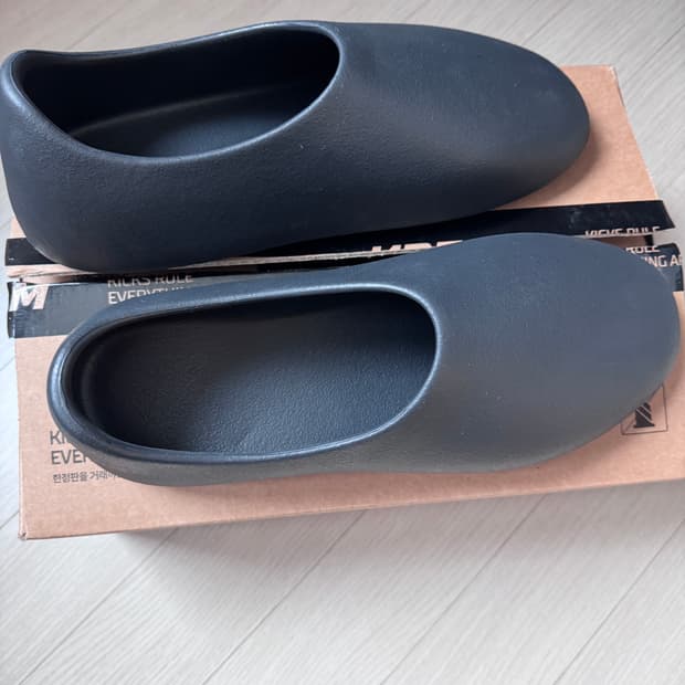 Yeezy SL-01 새상품