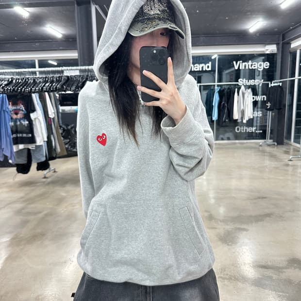 꼼데가르송 시그니처 레드 하트 패치 회색 후드티