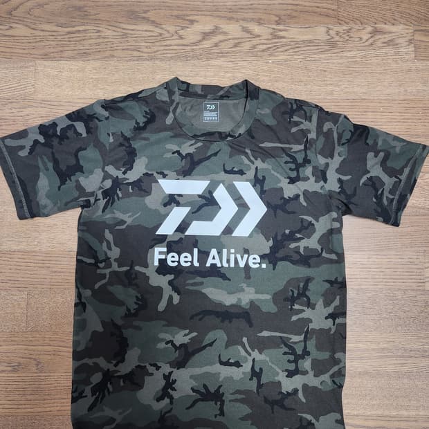 “다이와 DAIWA 카모플라쥬 로고 티셔츠 (Feel Alive.)”