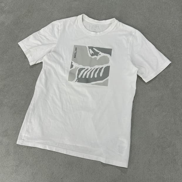 아크테릭스 화이트 티셔츠 프린팅 반팔티 s