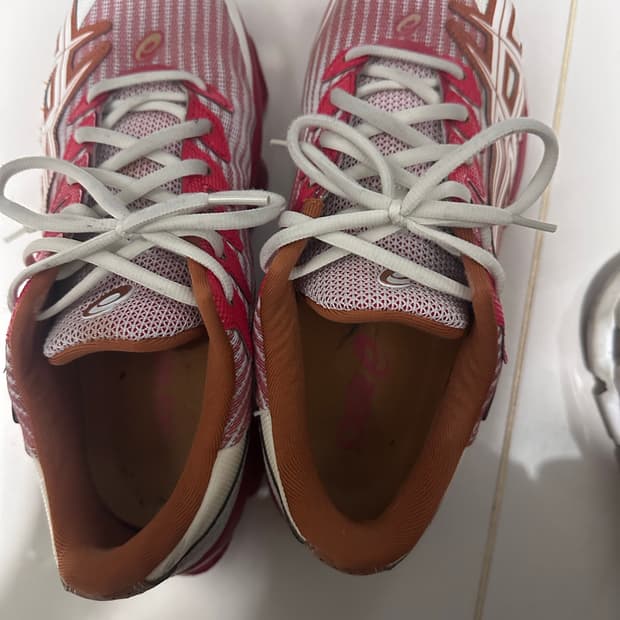 (42.5) 아식스 x 키코 코스타디노브 젤 퀀텀 레비트랙 애플 레드