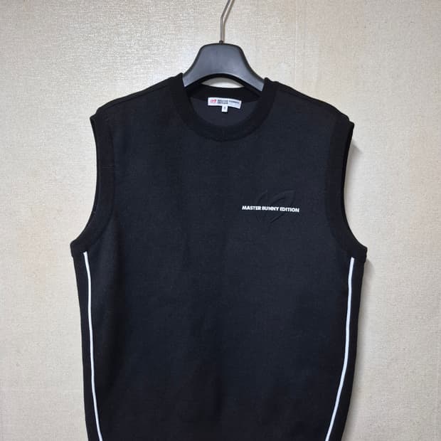 마스터바니 엠보로고 니트 베스트