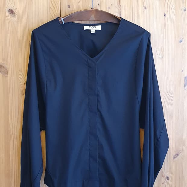 44/슬림55.COS 크롭 브이넥 블라우스 