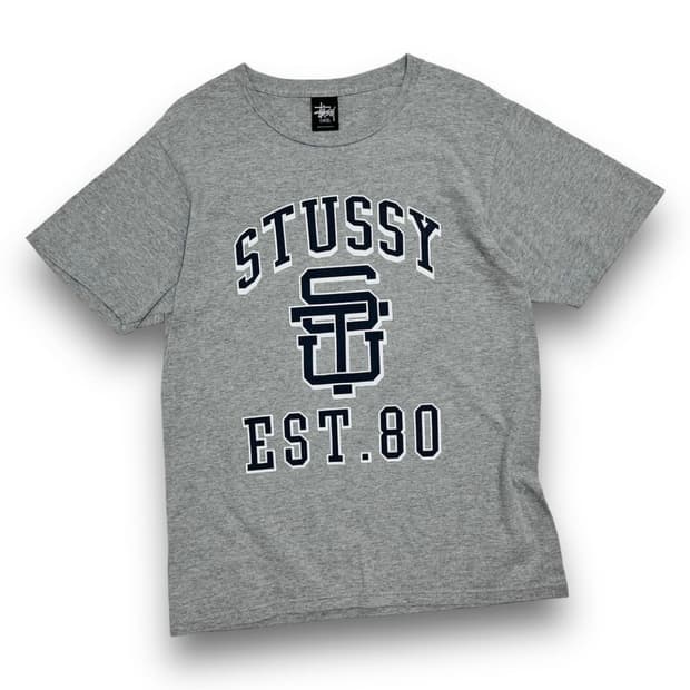 스투시 EST.80 그레이 반팔 티셔츠