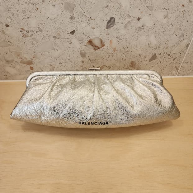 발렌시아가 클라우드 클러치백 XL 실버 618899