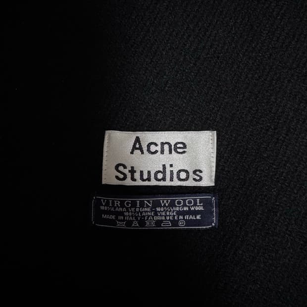 아크네 머플러 블랙