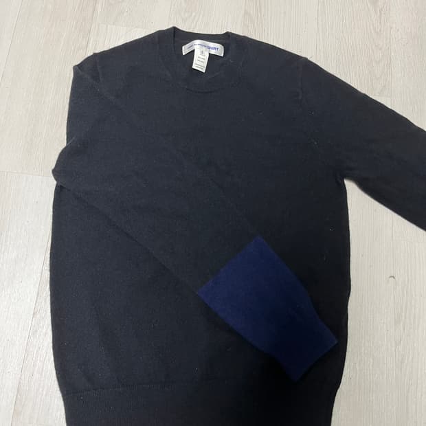 꼼데가스롱 소매 배색 니트