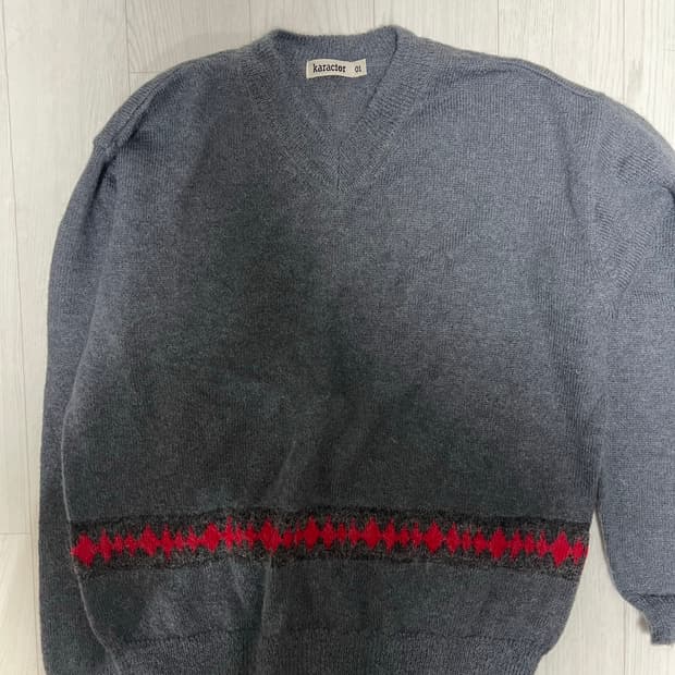 카락터 v넥 니트 차콜(01)