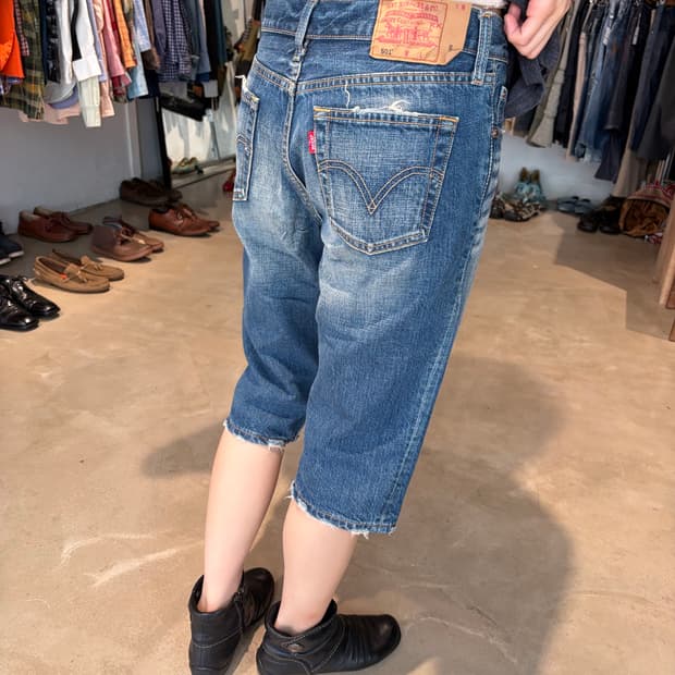 29) Levi’s 501 컷오프 데님 하프팬츠