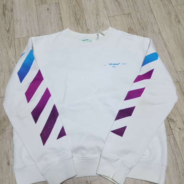 오프화이트 스웻셔츠