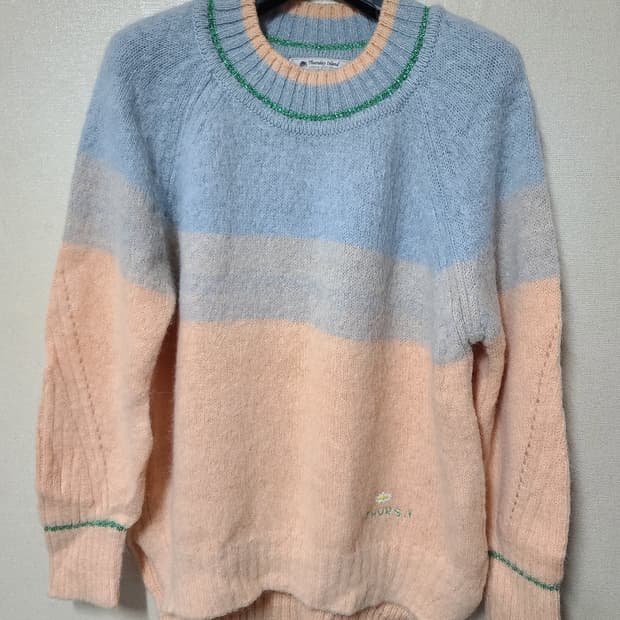 써스데이아일랜드 그라데이션 풀오버 니트