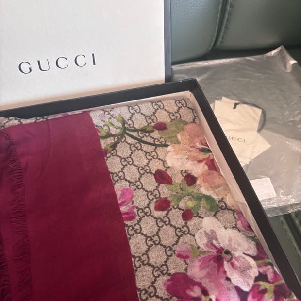 구찌 플라워 스카프