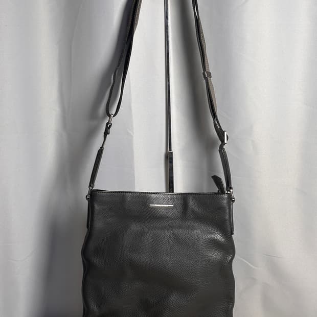 에르메네질도 제냐 페블레더 크로스백 – 이탈리안 모던 클래식