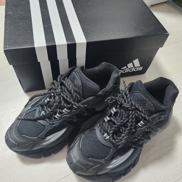 255)아디다스 퍼렐 윌리엄스 버지니아 아디스타 젤리피쉬 트리플 블랙