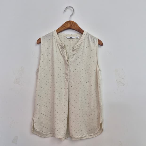 UNIQLO 아이보리 삼각 패턴 브이넥 민소매 블라우스