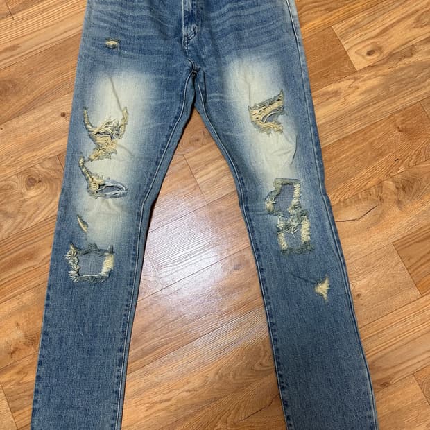 Extraordinary damaged Jean