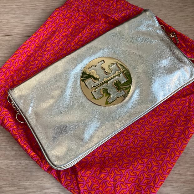 토리버치 골드 가죽 클러치