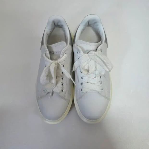 정품 알렉산더맥퀸 오버솔 스니커즈 화이트 실버탭 사이즈 245 (38)