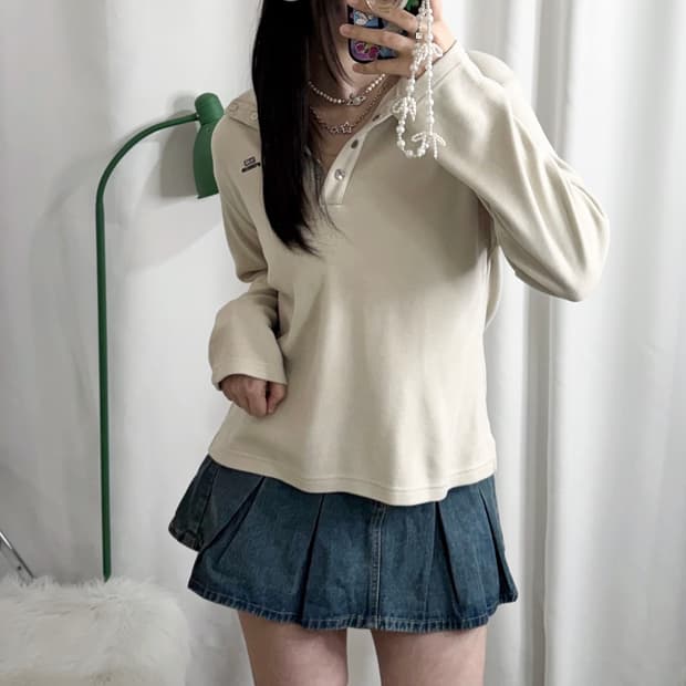 베이지 버튼 카라 티셔츠