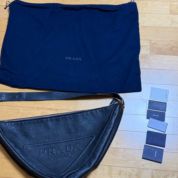 프라다 트라이앵글백 라지