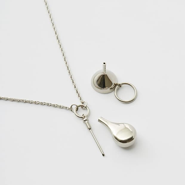 르메르 퍼퓸 보틀 네크리스 실버 구합니다.