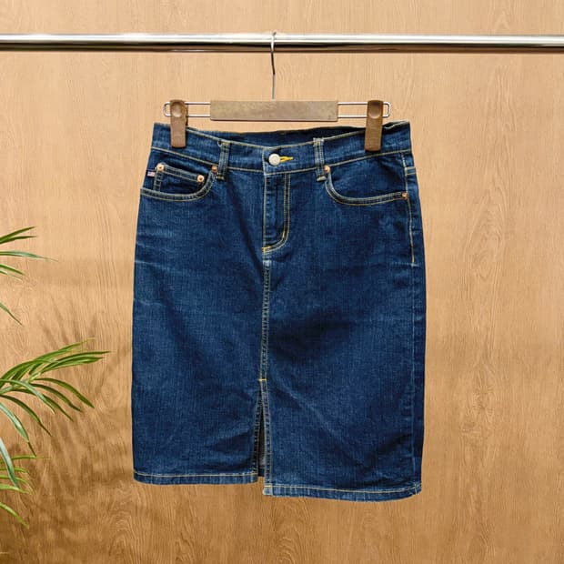 폴로 진스 컴퍼니 데님 미디 스커트 백 포켓 로고 자수 디테일 진청
