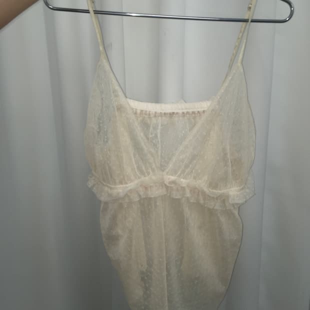 아이보리 프릴 슬리브리스