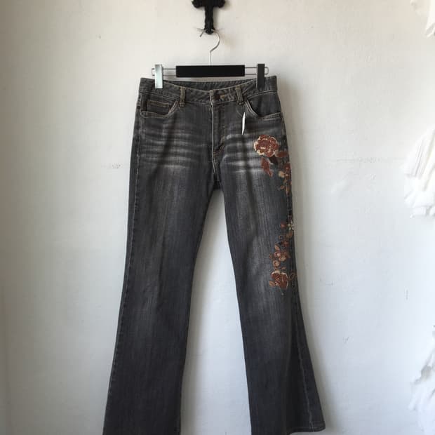 Flower needle work point denim pants
