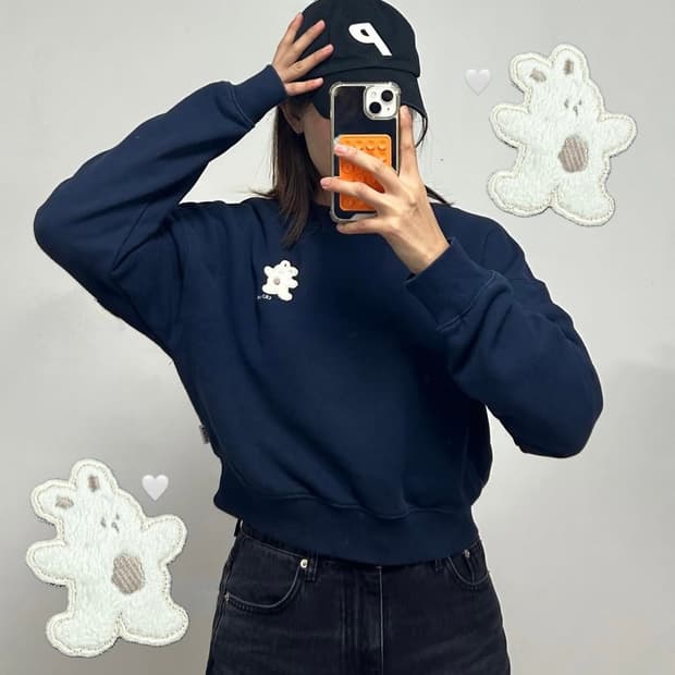 키르시 위티 버니 와펜 크롭 맨투맨 네이비