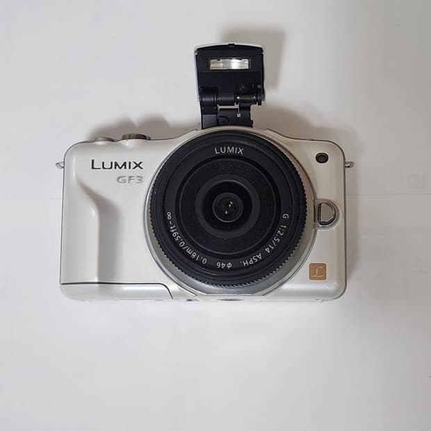 파나소닉 루믹스 디지털카메라 GF3 와 14mm 렌즈팝니다.