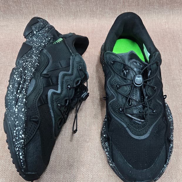 아디다스 240mm-  Ozweego 오즈위고 올블랙 스니커즈