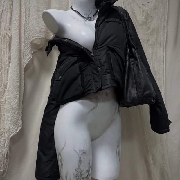 Back Detail Cropped Black Pedding