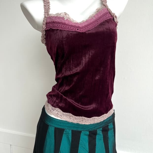 QUEUE 벨벳 레이스 슬리브리스 탑