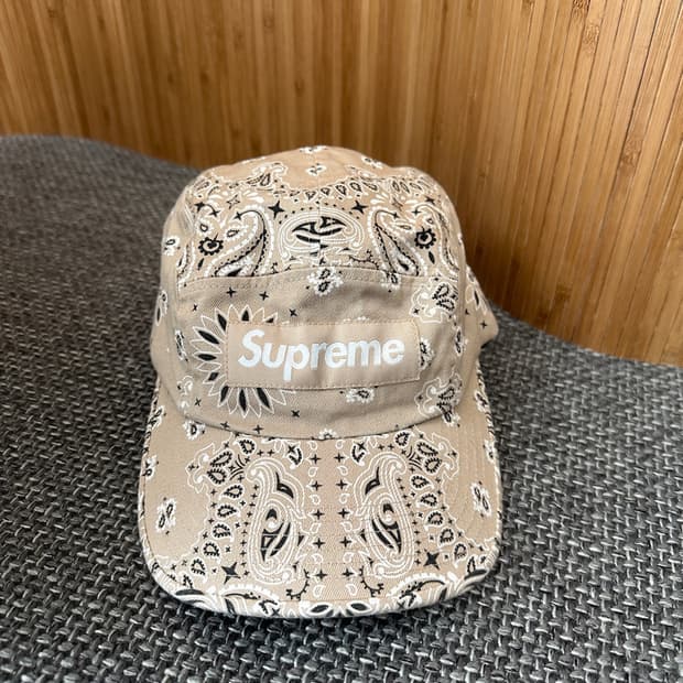 슈프림 페이즐리 반다나 캠프캡