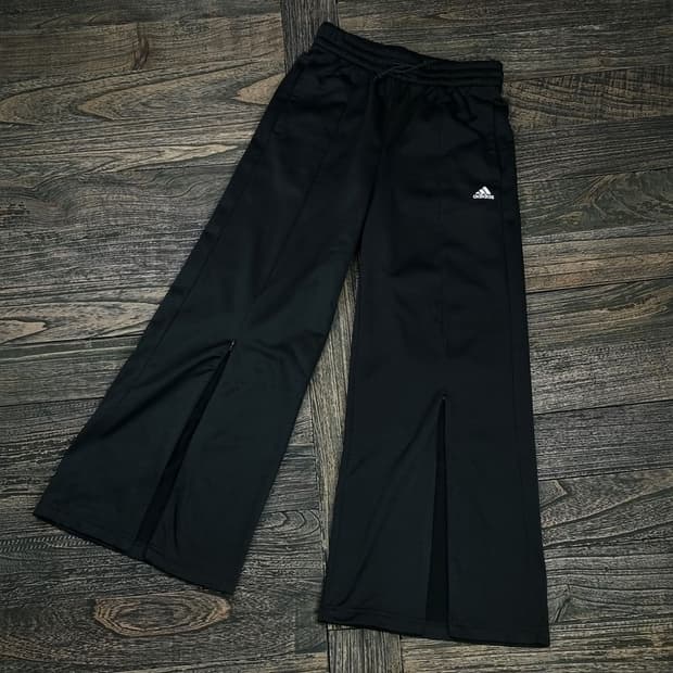 아디다스 로고 자수 슈퍼 와이드 트랙 팬츠 블랙 M16524